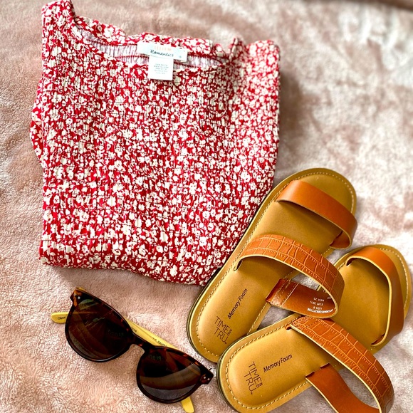 URBAN Romantics Tops - ❣️Floral elastic long sleeve blouse❣️